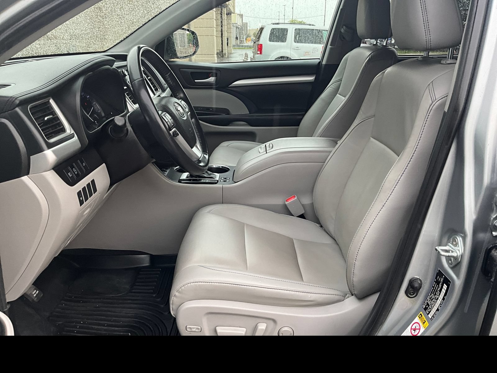 Used 2019 Toyota Highlander XLE AWD/4WD image 2