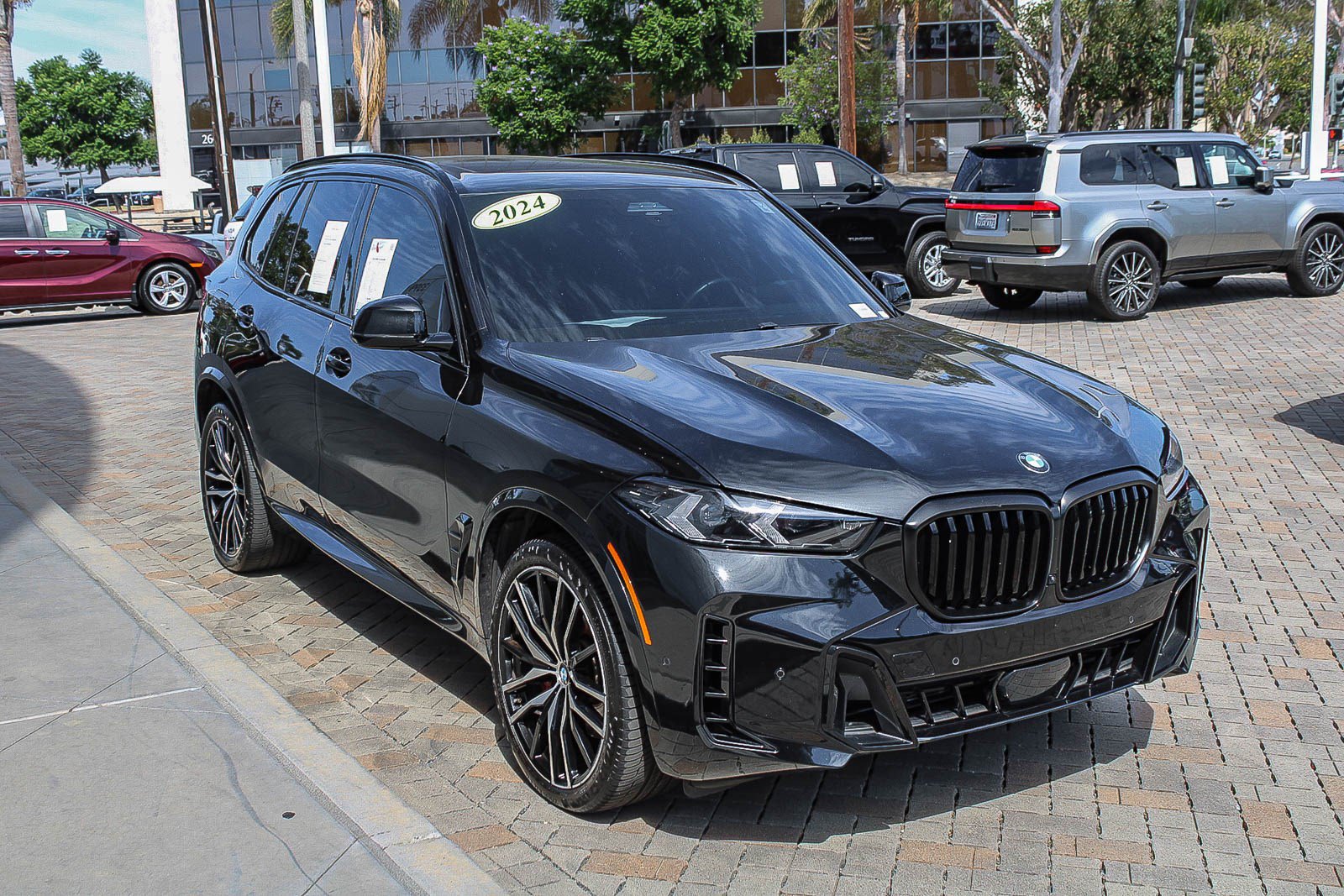 Used 2024 BMW X5 xDrive40i w/ M Sport Package AWD/4WD image 3