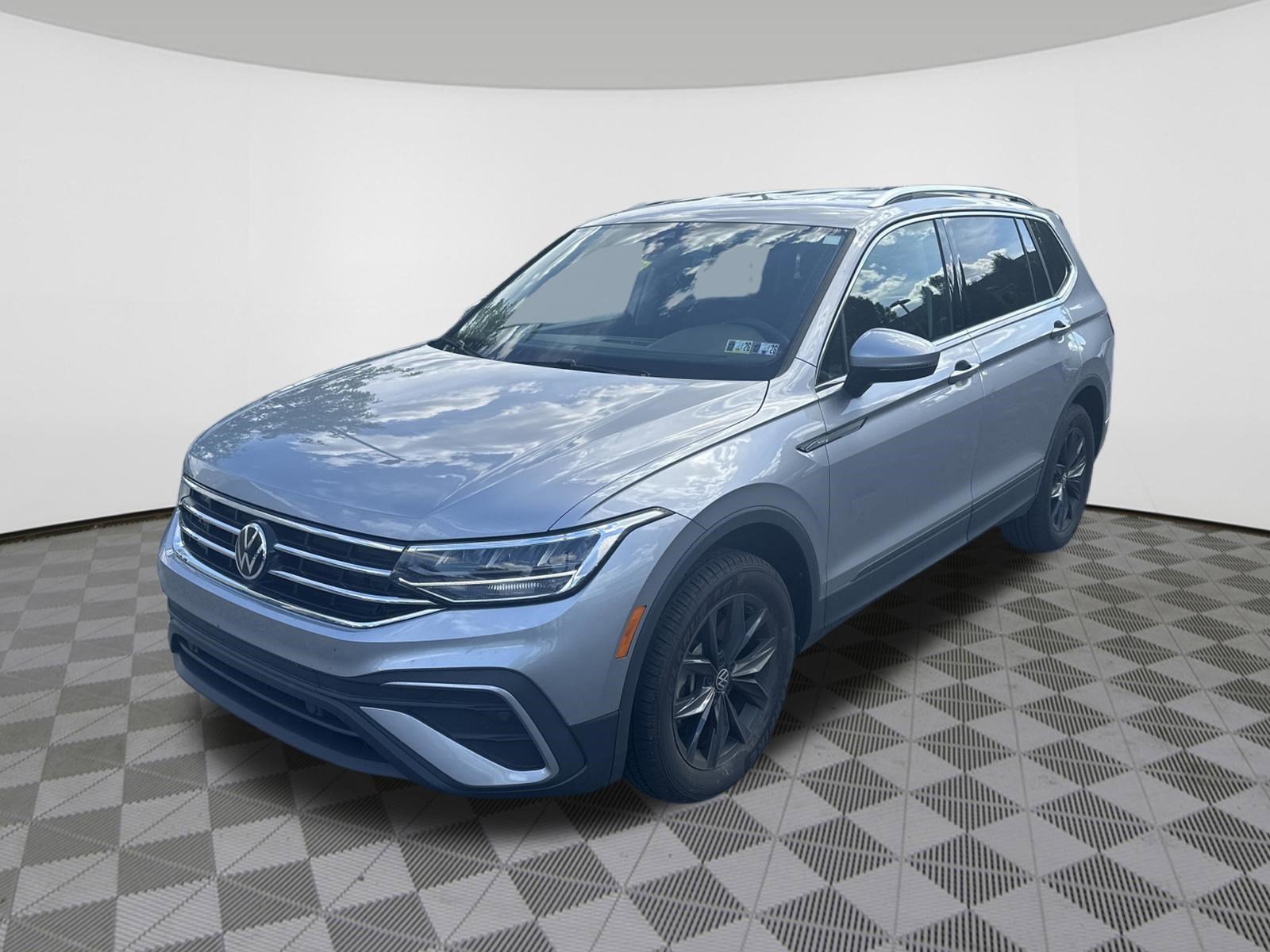 Used 2024 Volkswagen Tiguan SE FWD image 2