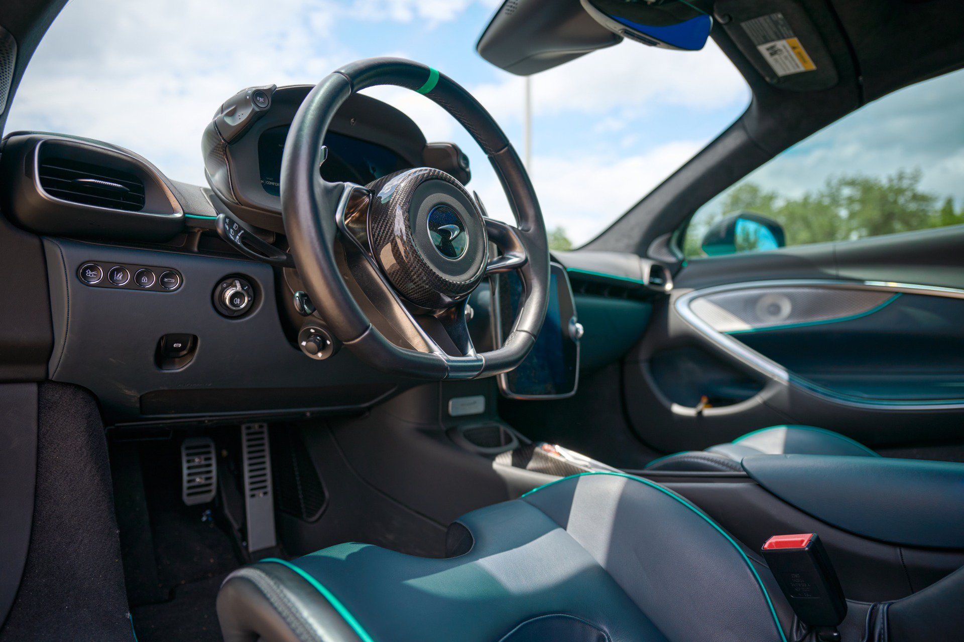Used 2025 McLaren Artura Spider RWD image 38
