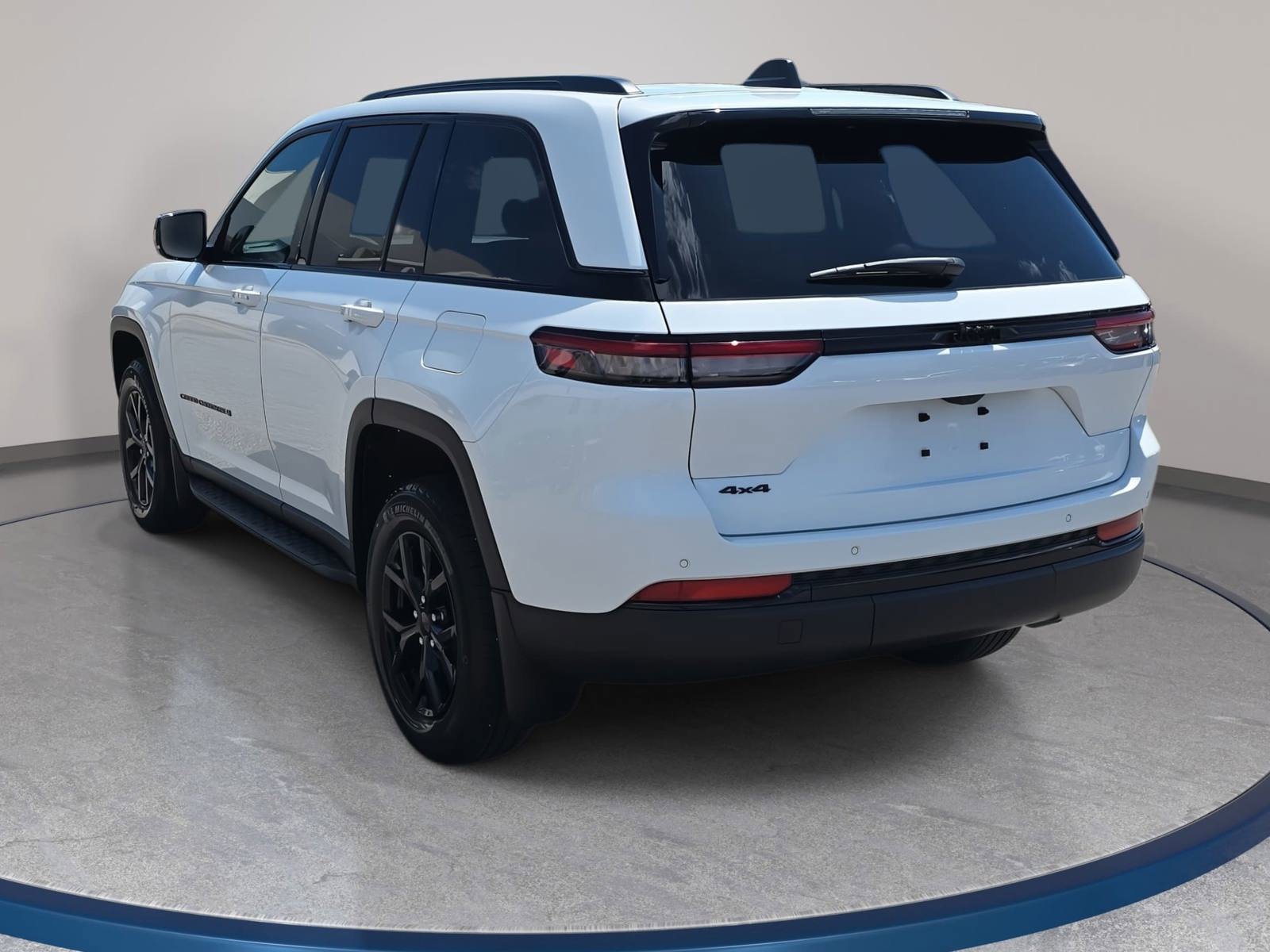 Used 2024 Jeep Grand Cherokee Altitude image 7