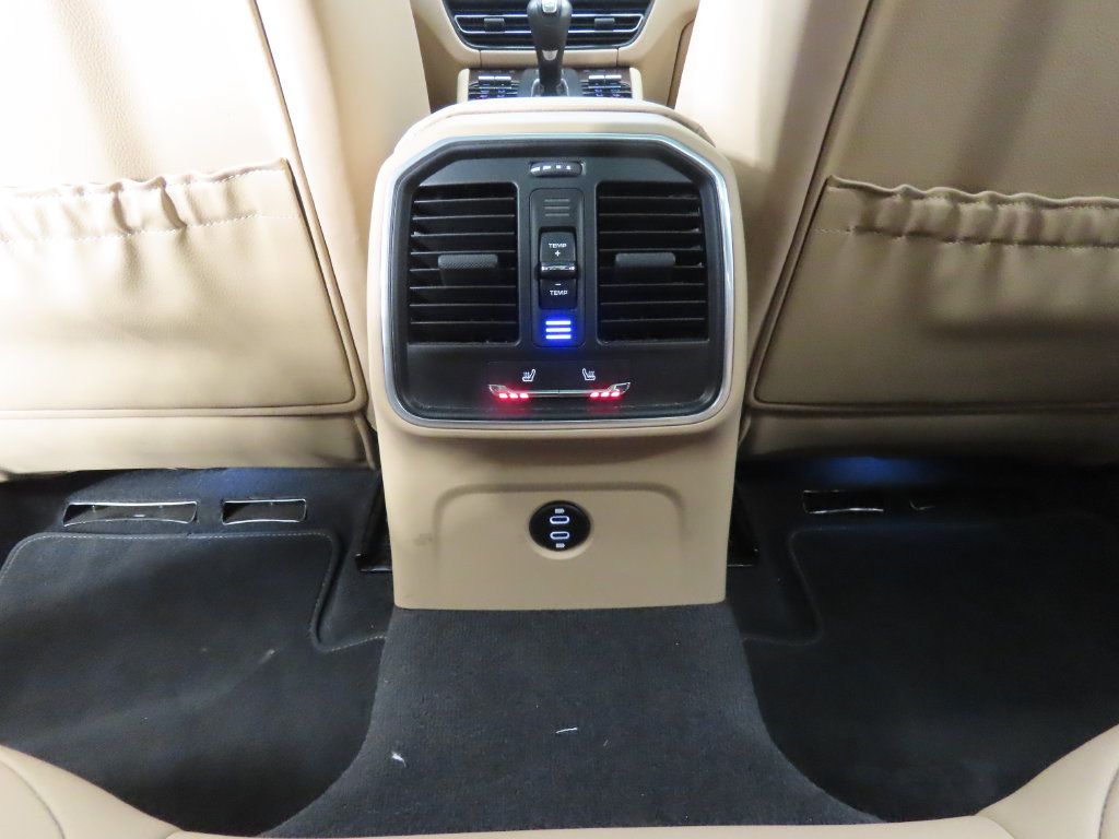 Certified 2023 Porsche Macan AWD/4WD image 30