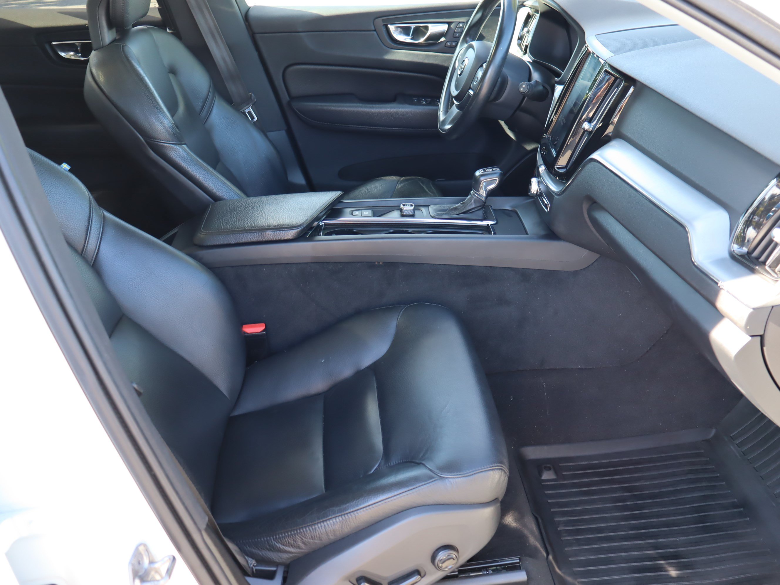 Used 2018 Volvo XC60 T6 Momentum w/ Vision Package AWD/4WD image 37