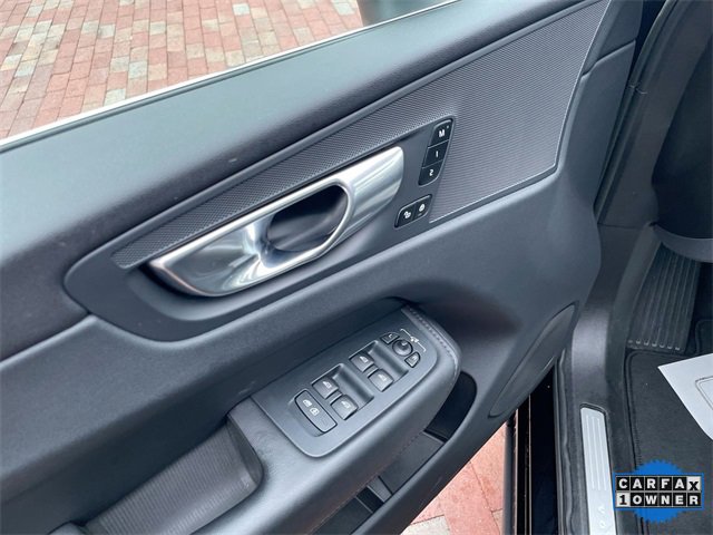 Used 2023 Volvo XC60 B5 Plus image 11