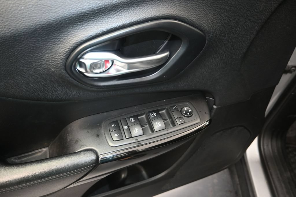 Used 2019 Jeep Cherokee Latitude Plus AWD/4WD image 11