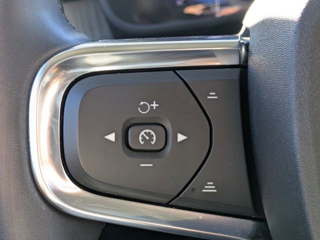 Used 2023 Volvo XC40 B5 Plus image 21