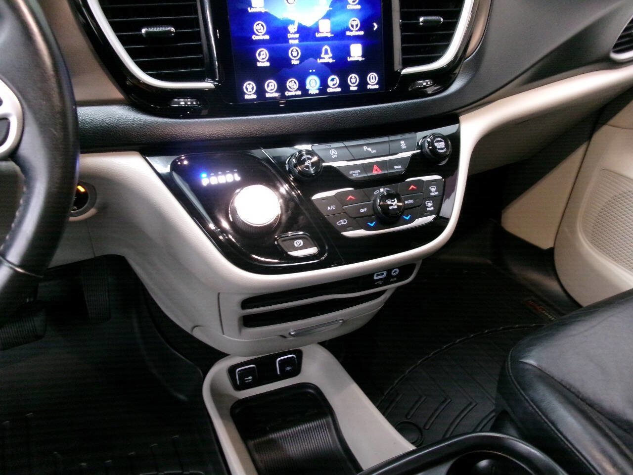 Used 2017 Chrysler Pacifica Touring-L image 27