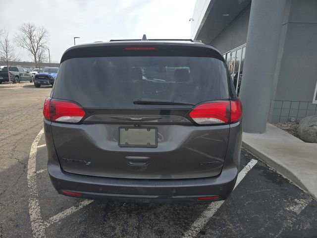Used 2018 Chrysler Pacifica Limited w/ S Appearance Package image 5