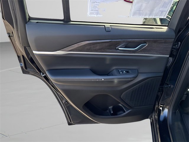 Used 2023 Jeep Grand Cherokee Limited w/ Luxury Tech Group II image 17