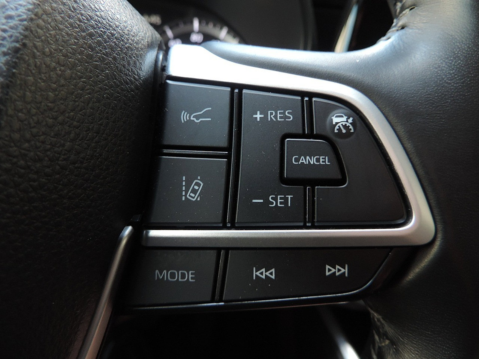 Used 2023 Toyota Highlander LE FWD image 28