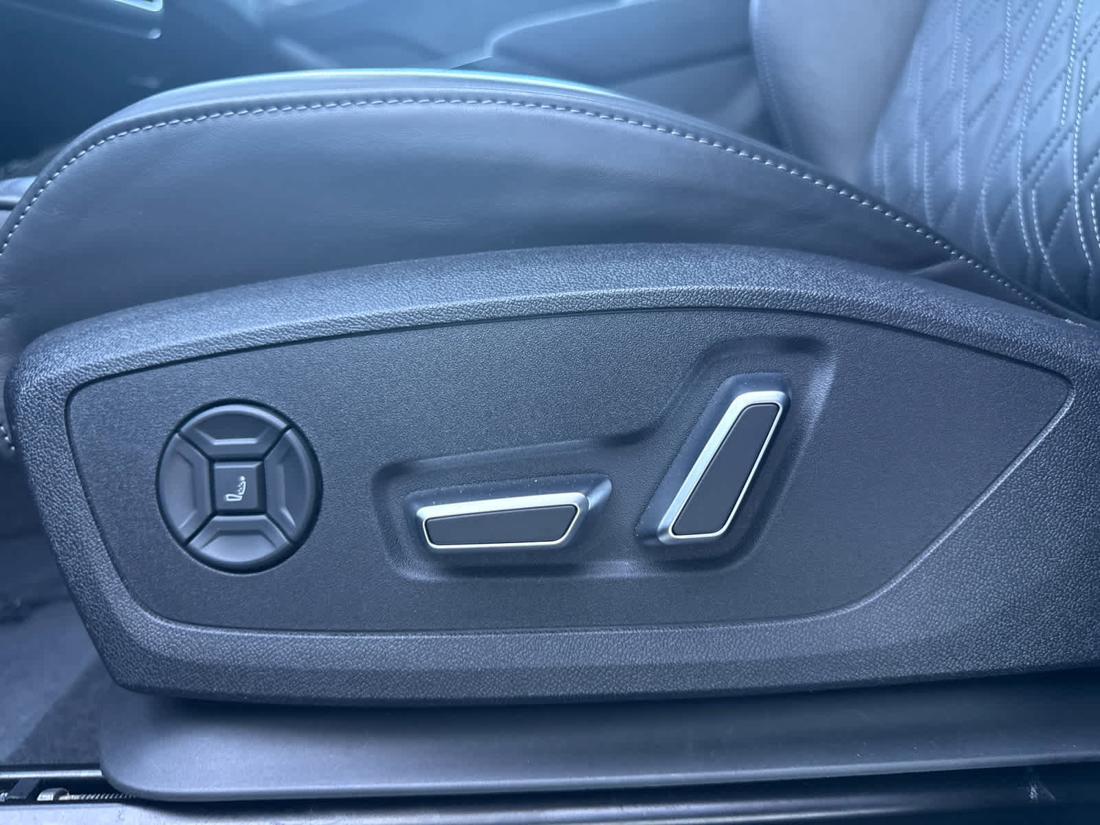 Used 2025 Audi SQ6 e-tron Prestige w/ Black Edition One image 13
