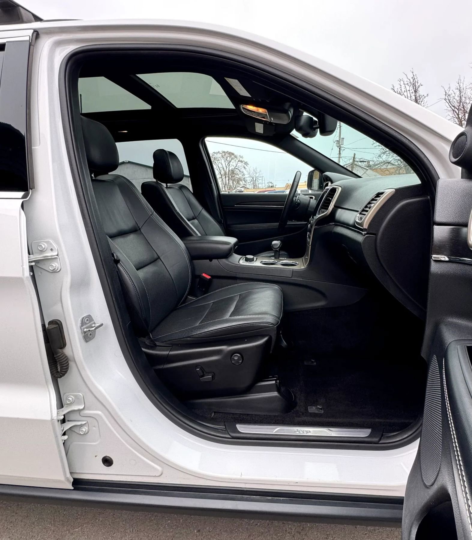 Used 2014 Jeep Grand Cherokee Limited w/ Luxury Group II image 6