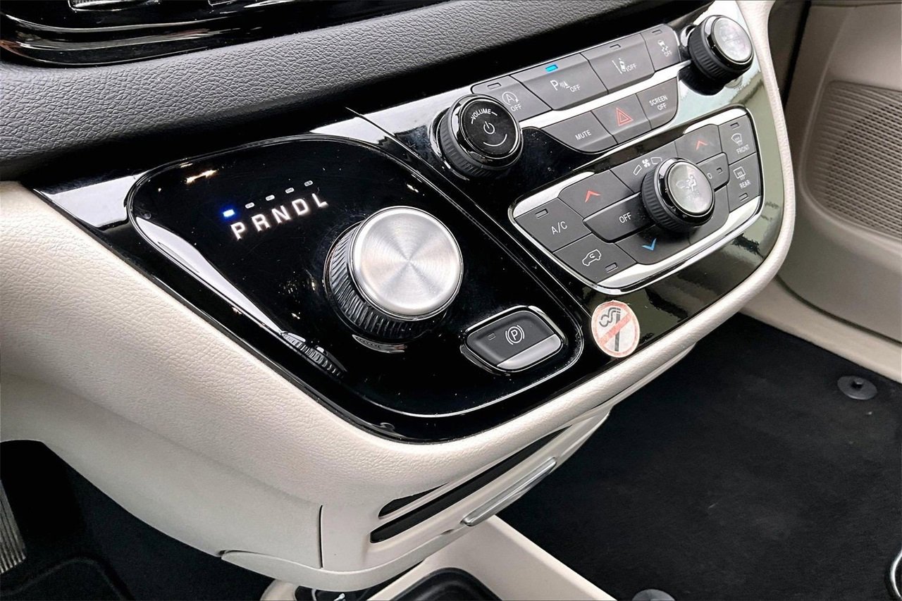 Certified 2024 Chrysler Pacifica Touring-L image 30