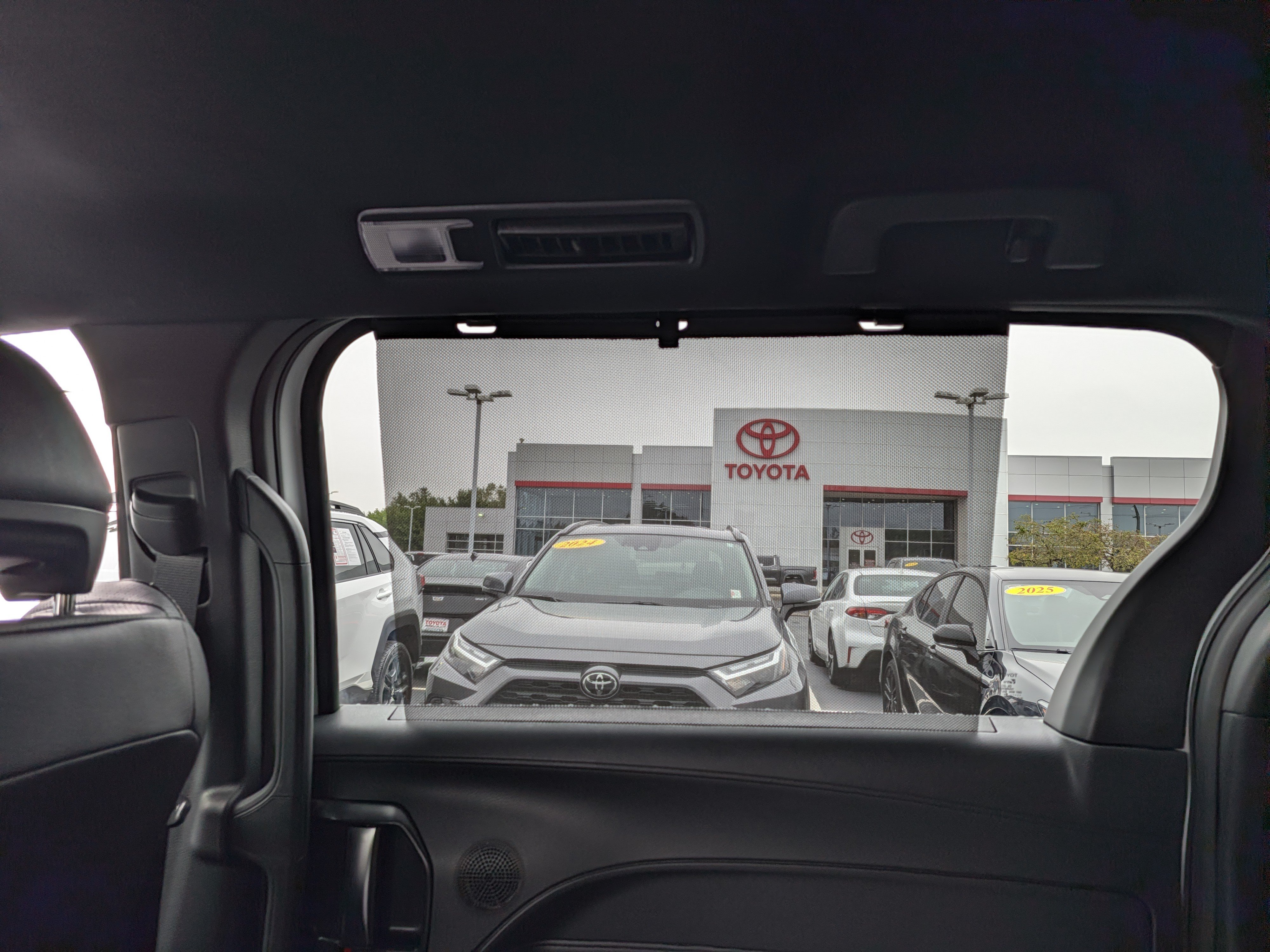 Used 2025 Toyota Sienna Platinum AWD/4WD image 26