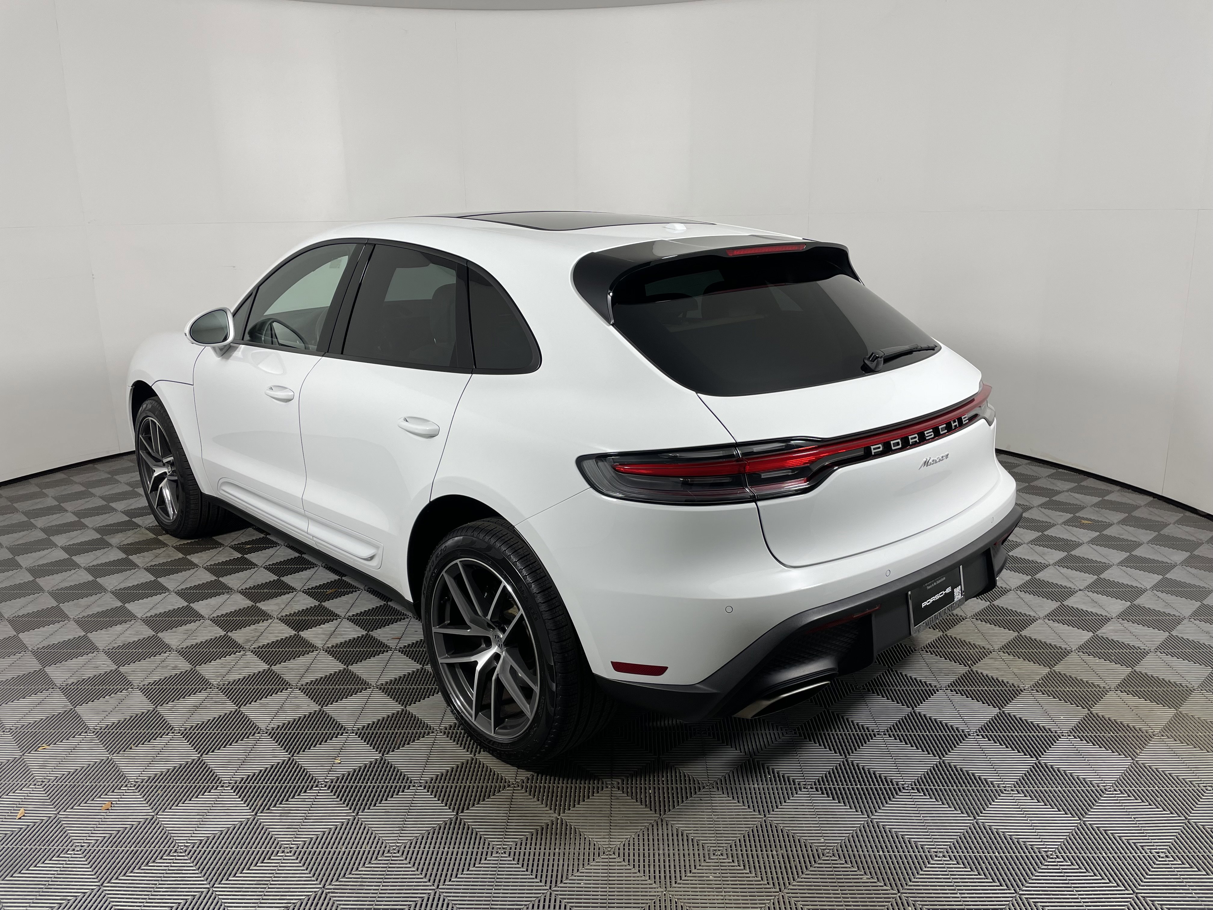 Certified 2026 Porsche Macan image 3