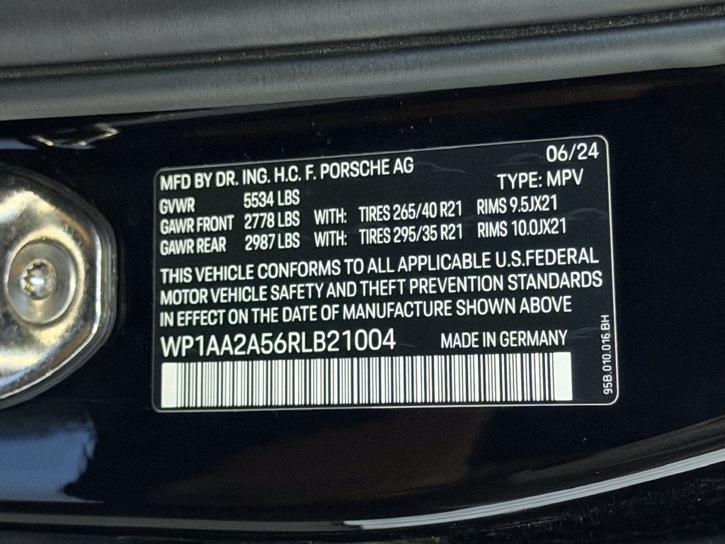 Certified 2024 Porsche Macan AWD/4WD image 27
