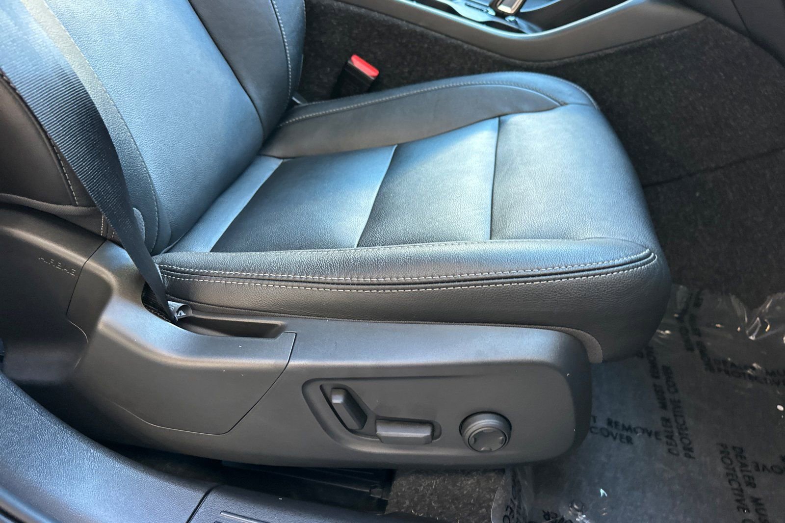 Used 2021 Volvo XC40 T5 Momentum w/ Premium Package image 23