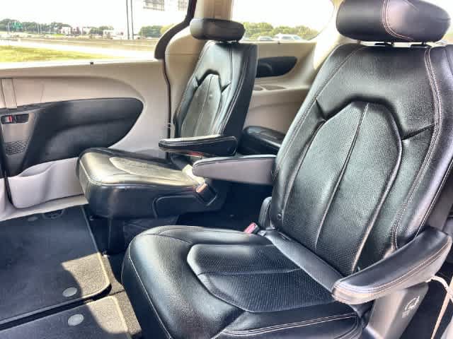 Used 2020 Chrysler Pacifica Touring-L FWD image 14