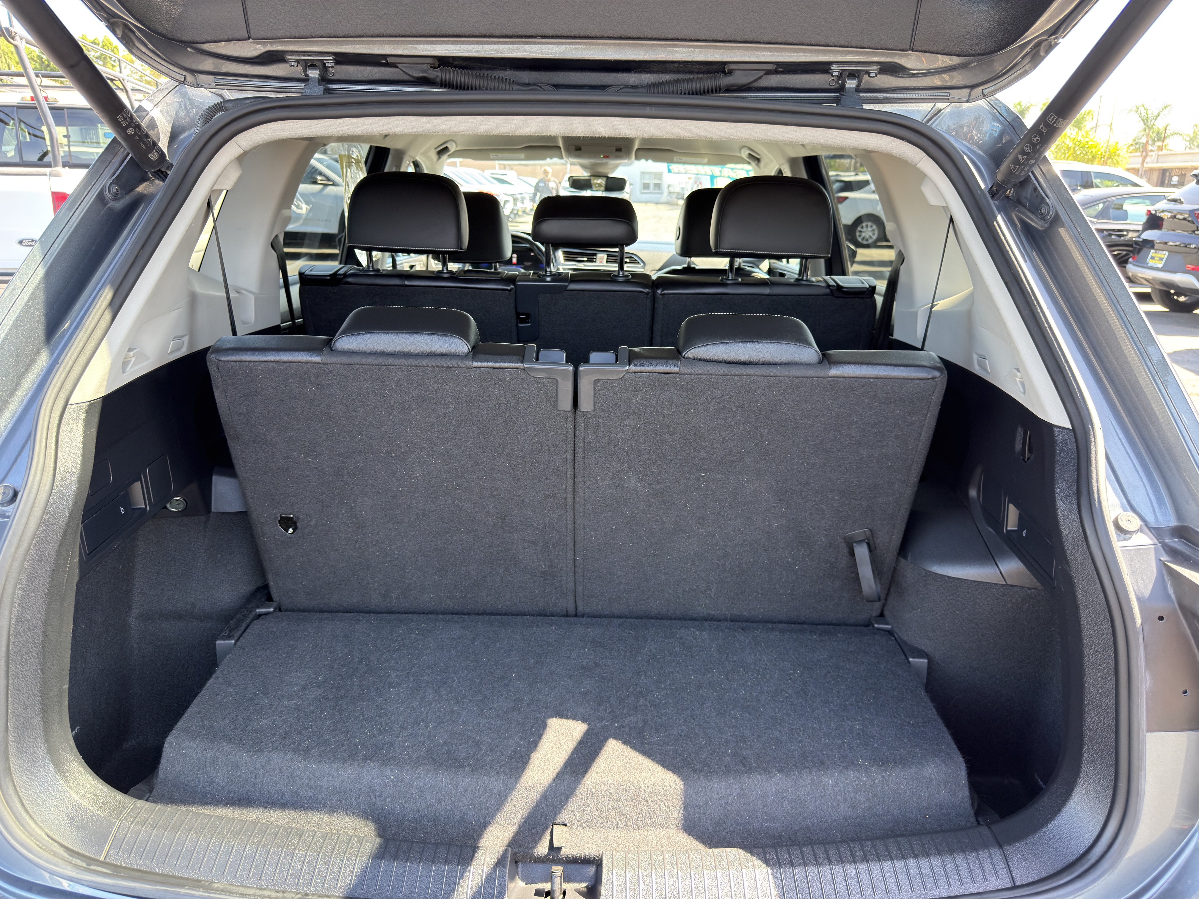 Used 2024 Volkswagen Tiguan SE FWD image 16