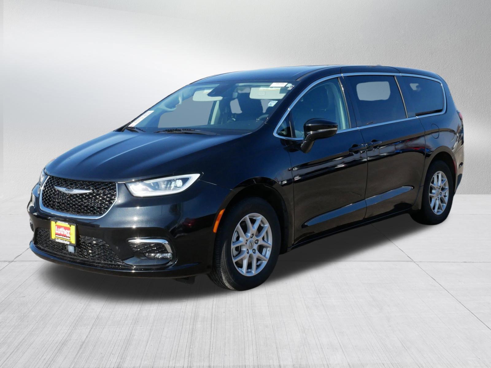Used 2024 Chrysler Pacifica Touring-L image 3