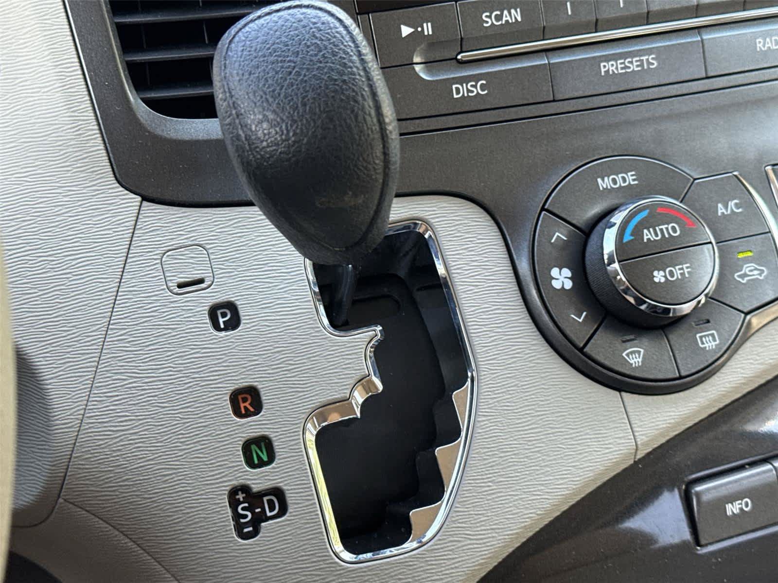 Used 2014 Toyota Sienna LE AWD/4WD image 25