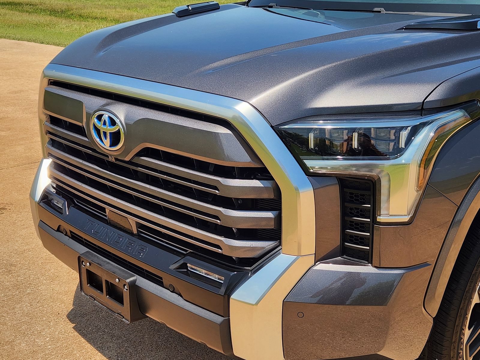 Used 2024 Toyota Tundra Limited AWD/4WD image 10