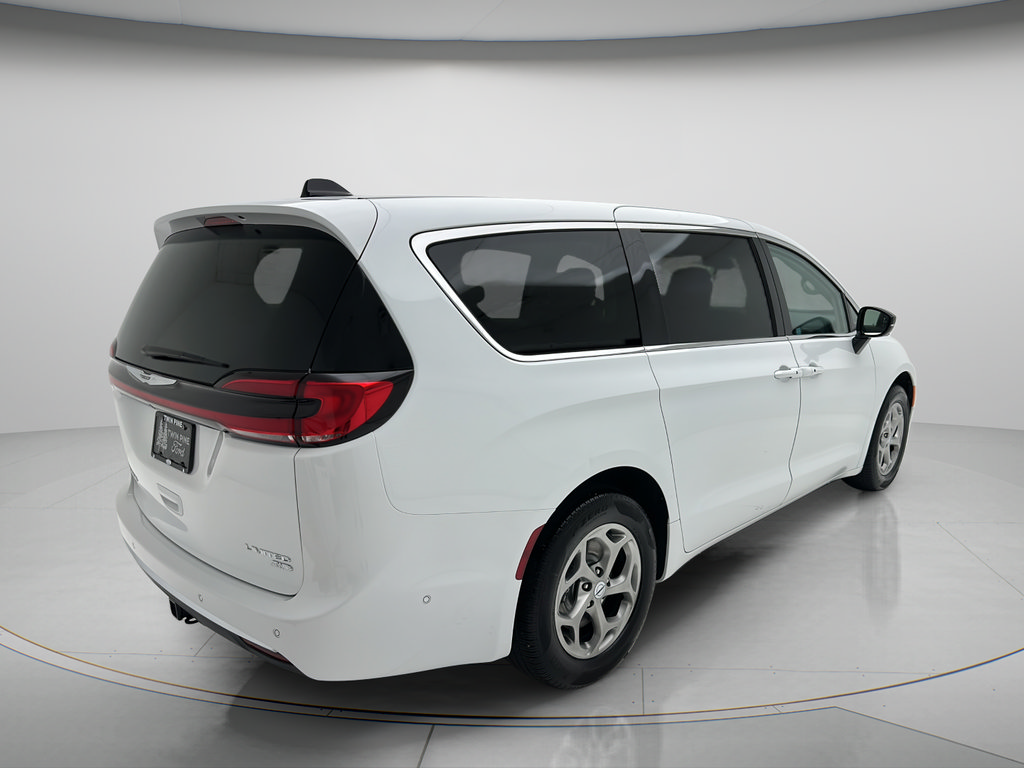 Used 2024 Chrysler Pacifica Limited w/ Trailer Tow Group AWD/4WD image 5