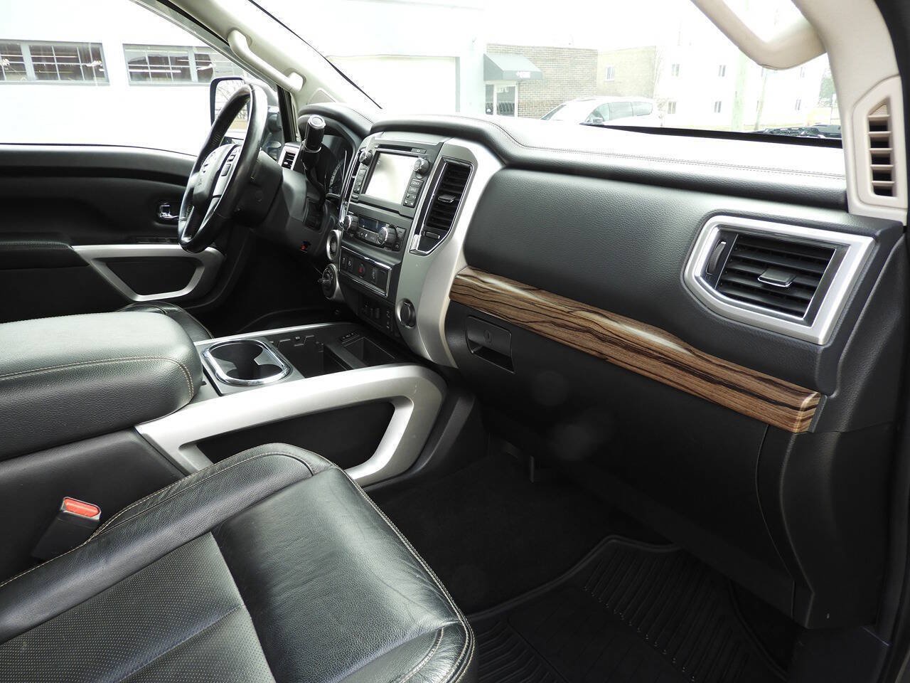 Used 2018 Nissan Titan SL w/ Chrome Package AWD/4WD image 31