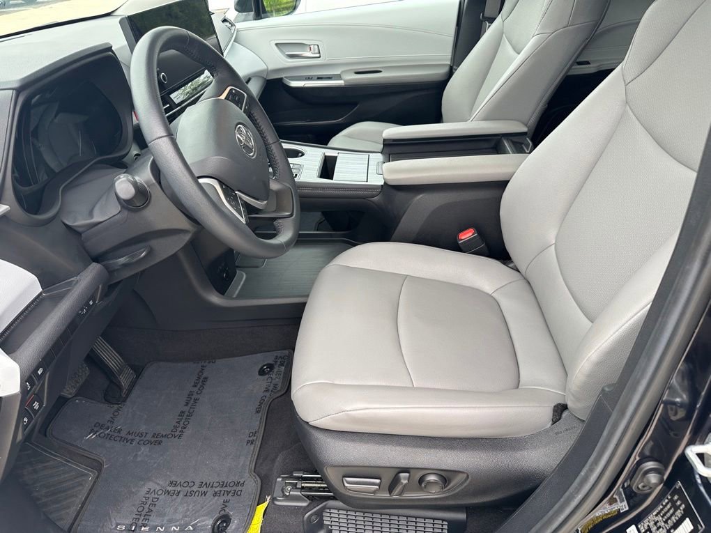 Used 2025 Toyota Sienna XLE AWD/4WD image 6
