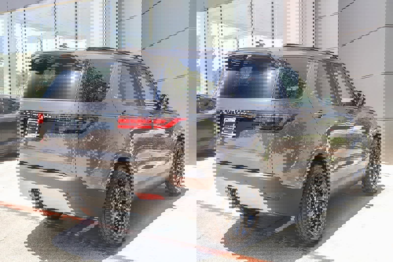 New 2025 Land Rover Discovery S image 6