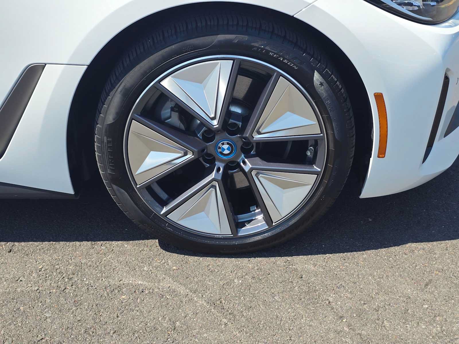 Used 2023 BMW i4 eDrive40 RWD image 9