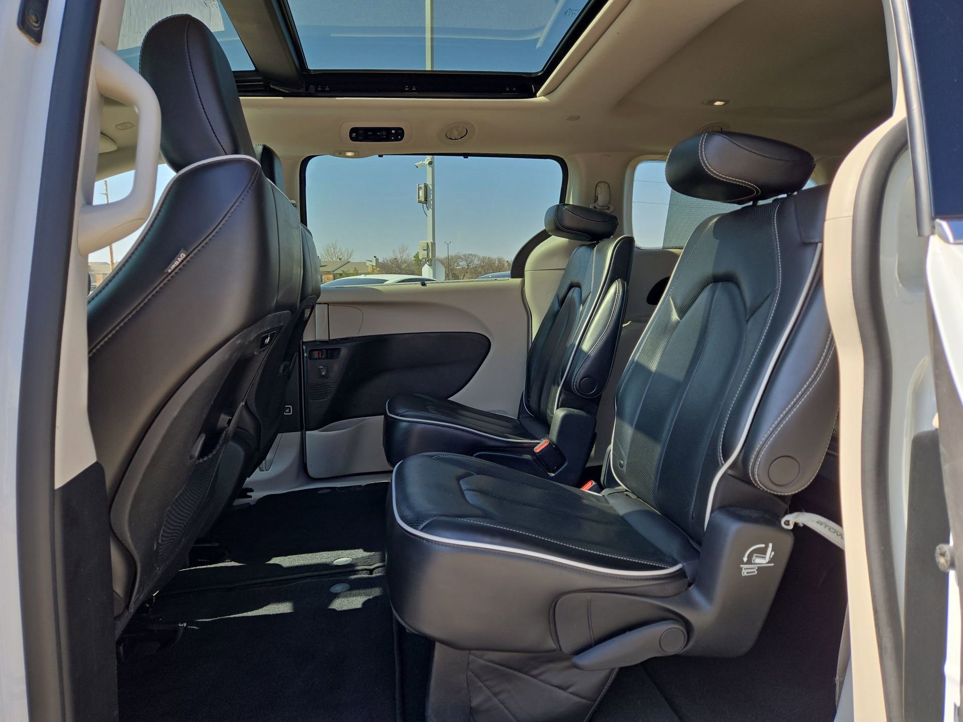 Used 2023 Chrysler Pacifica Limited image 13