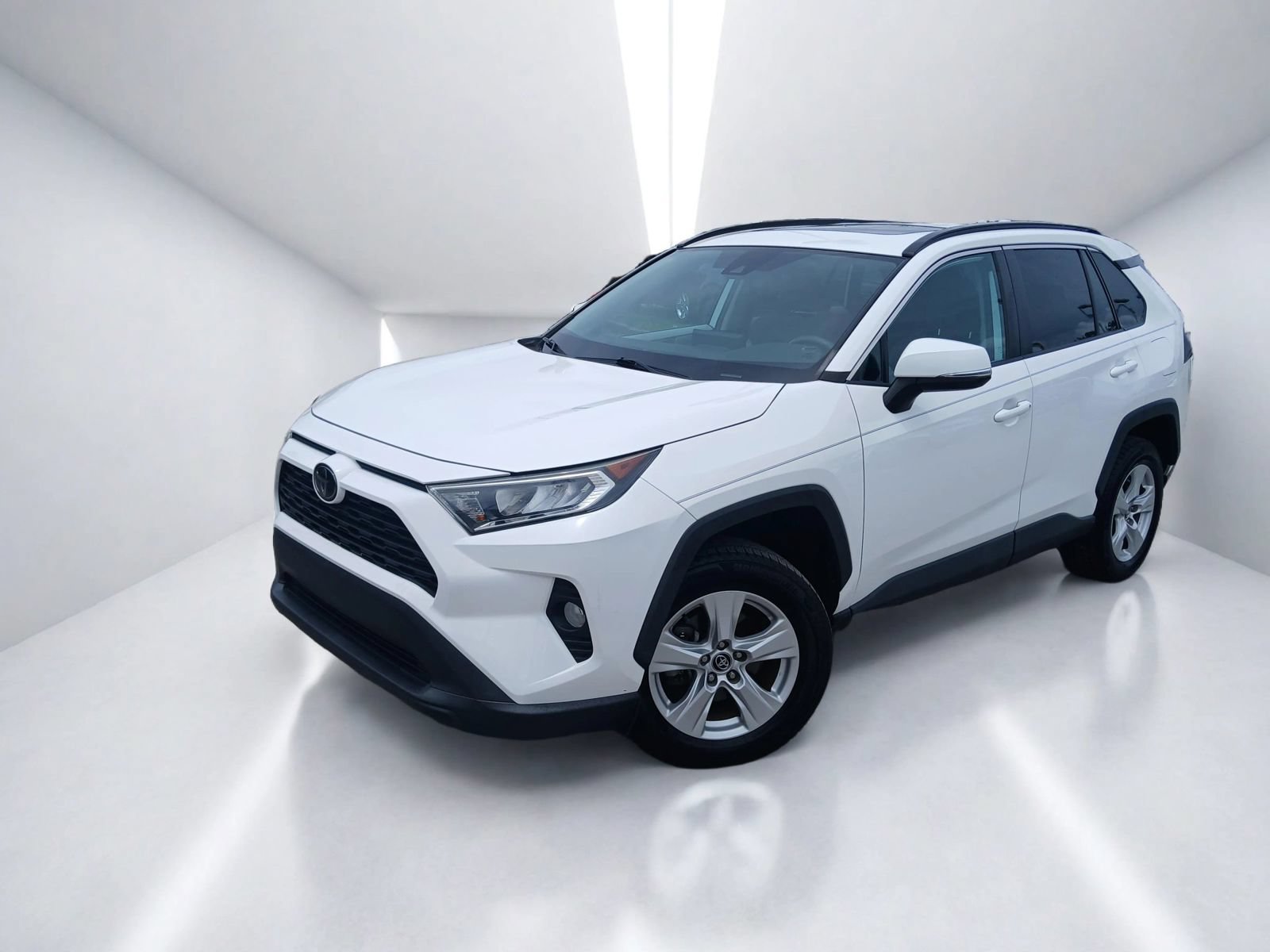 Used 2020 Toyota RAV4 XLE w/ Convenience Package FWD image 2