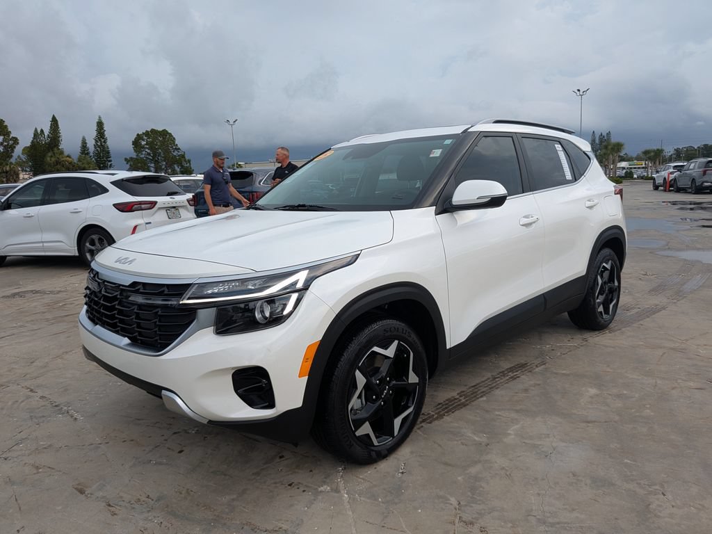 Certified 2025 Kia Seltos EX w/ EX Sunroof Package AWD/4WD image 3