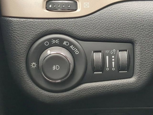 Used 2017 Jeep Cherokee Limited image 28