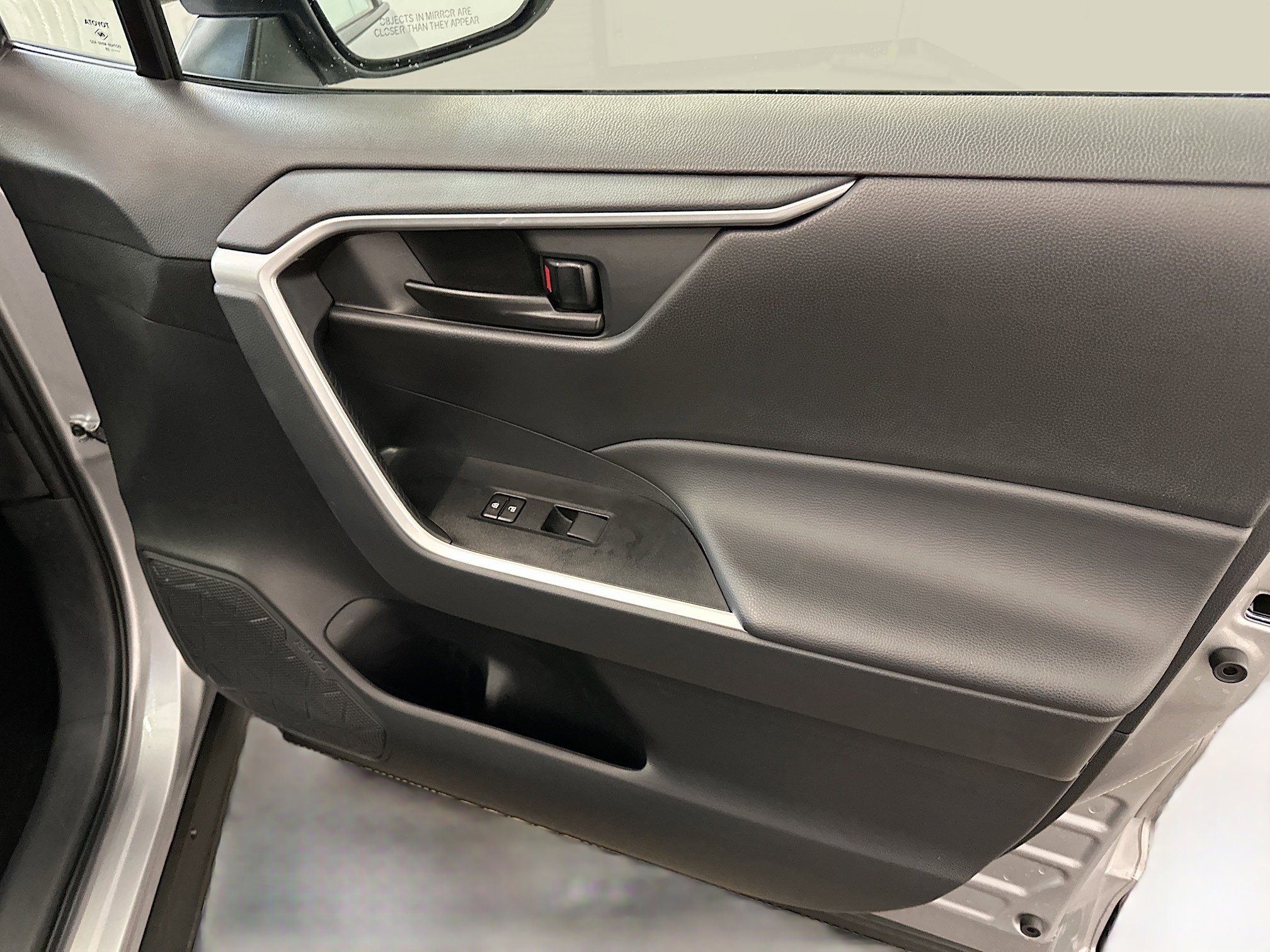 Used 2025 Toyota RAV4 LE image 33