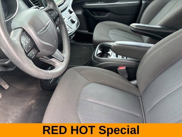 Used 2023 Chrysler Pacifica Touring FWD image 11