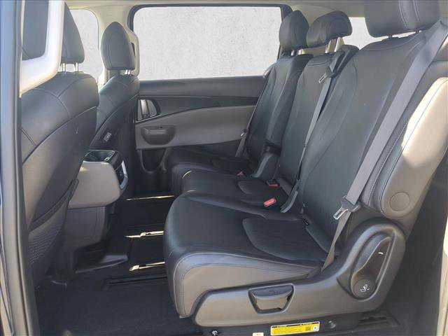 Used 2025 Kia Carnival image 18