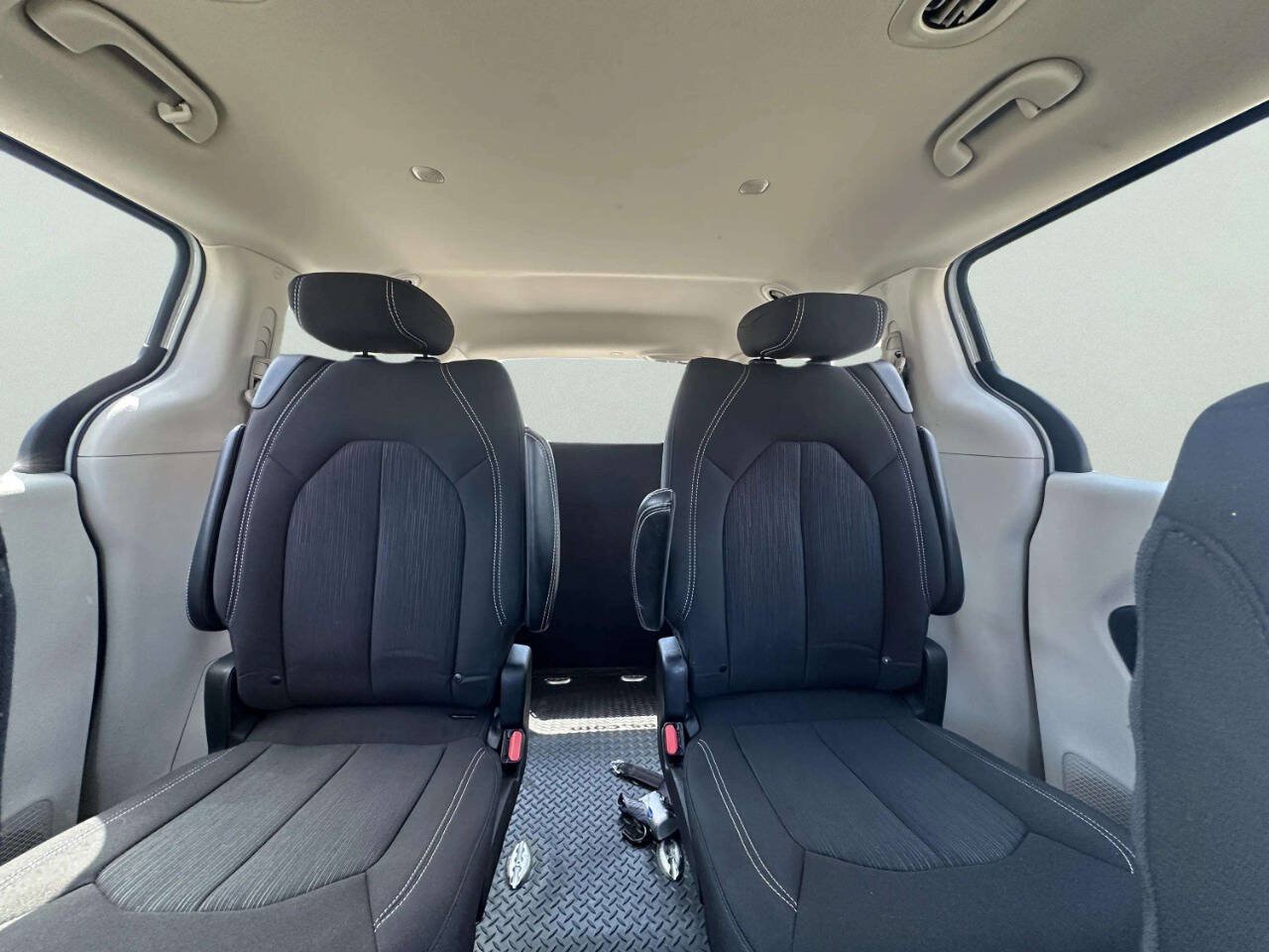 Used 2022 Chrysler Voyager LX FWD image 40