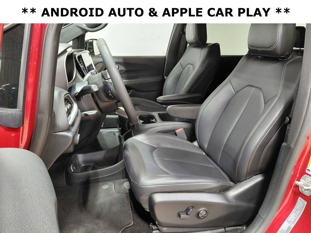 Used 2025 Chrysler Pacifica Select image 17