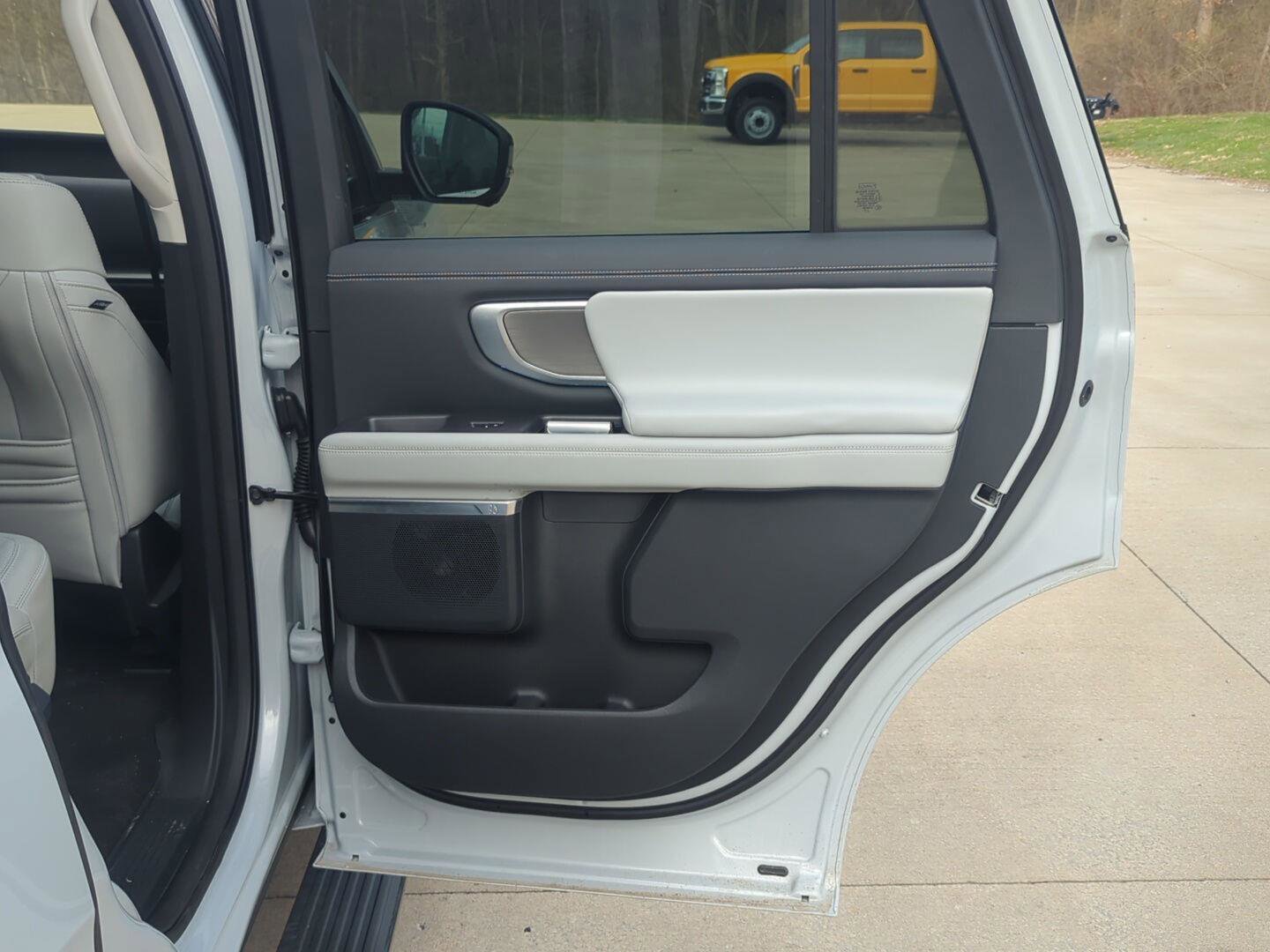 Used 2025 Ford Expedition Platinum image 31