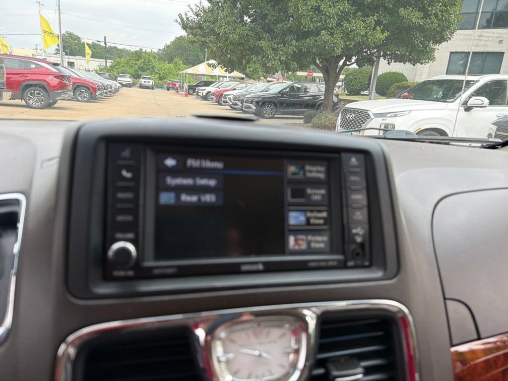 Used 2014 Chrysler Town & Country Touring FWD image 28
