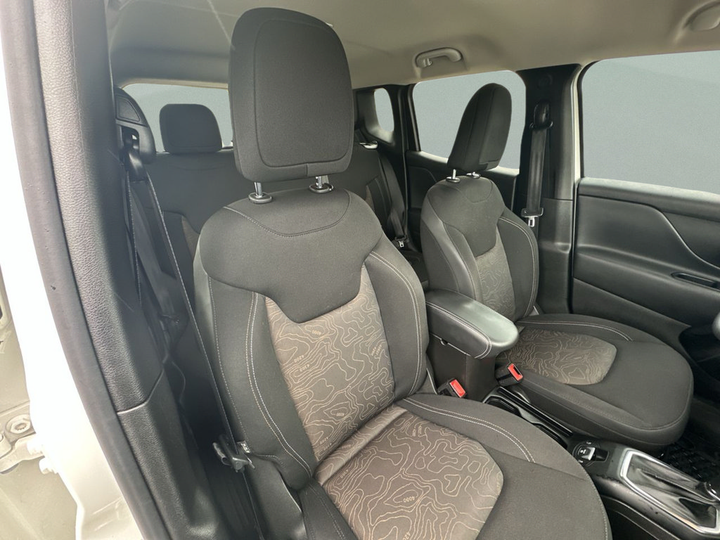 Certified 2023 Jeep Renegade Latitude AWD/4WD image 38
