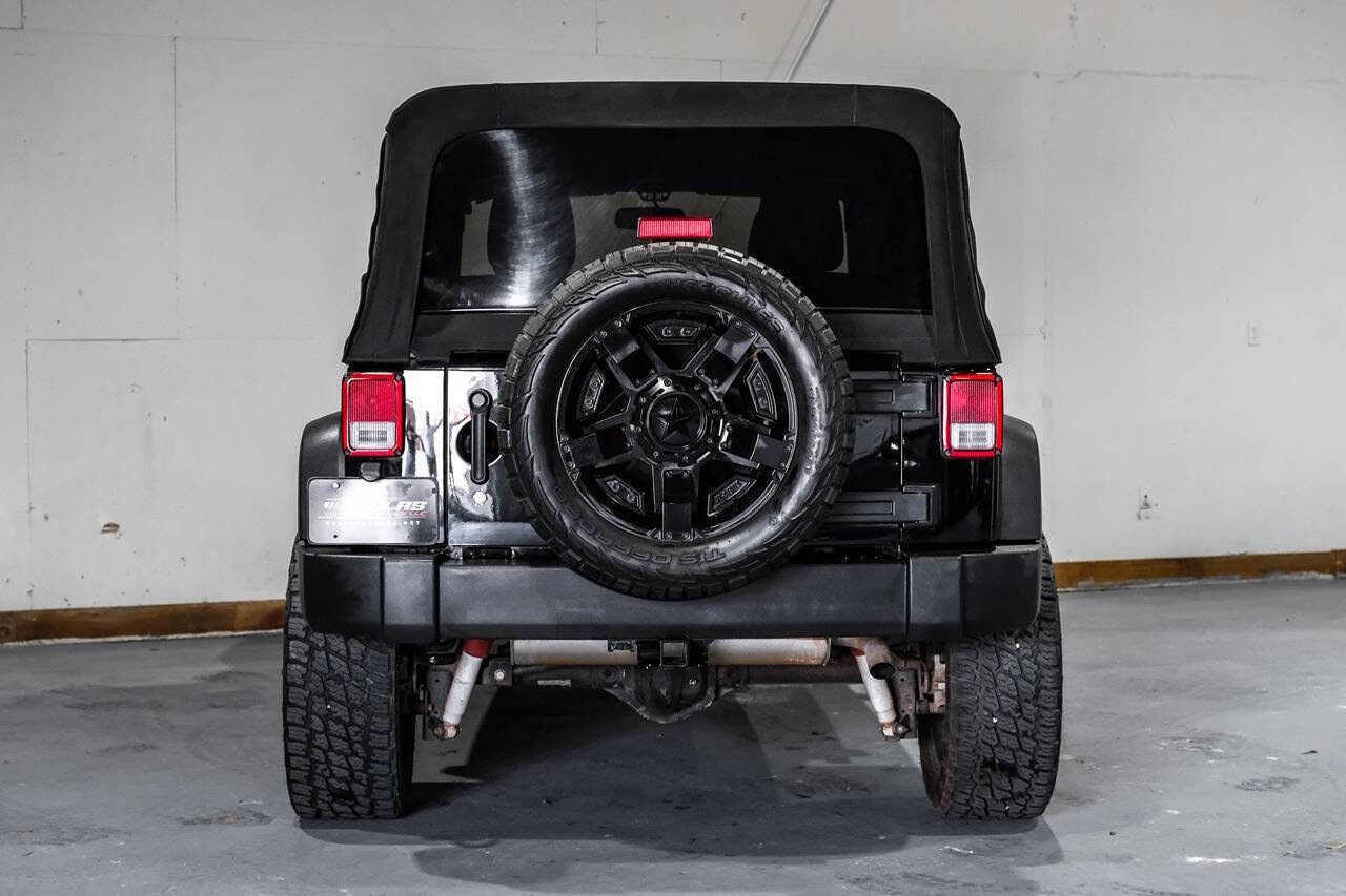 Used 2015 Jeep Wrangler Unlimited Rubicon w/ Connectivity Group AWD/4WD image 8