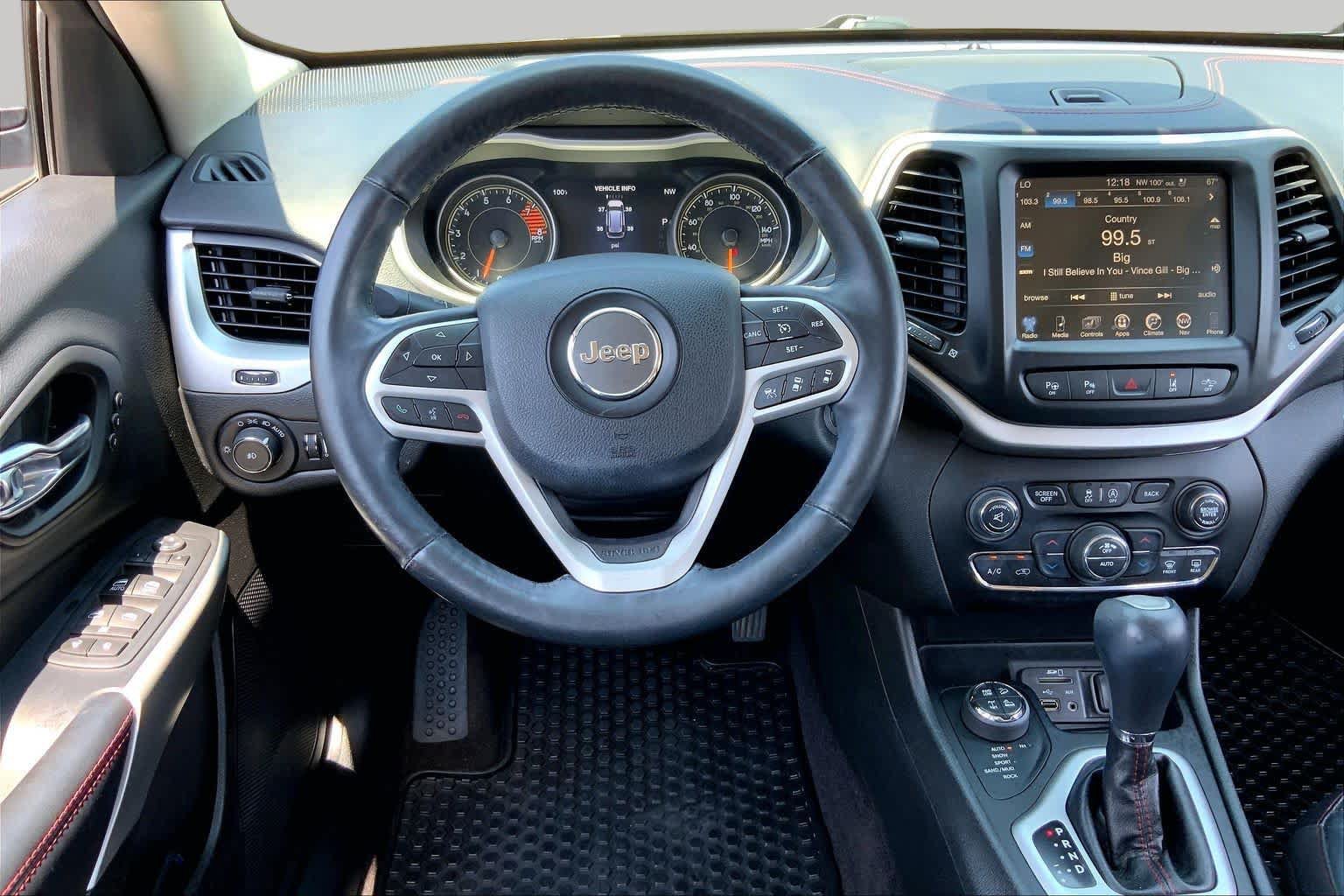Used 2017 Jeep Cherokee Trailhawk AWD/4WD image 5
