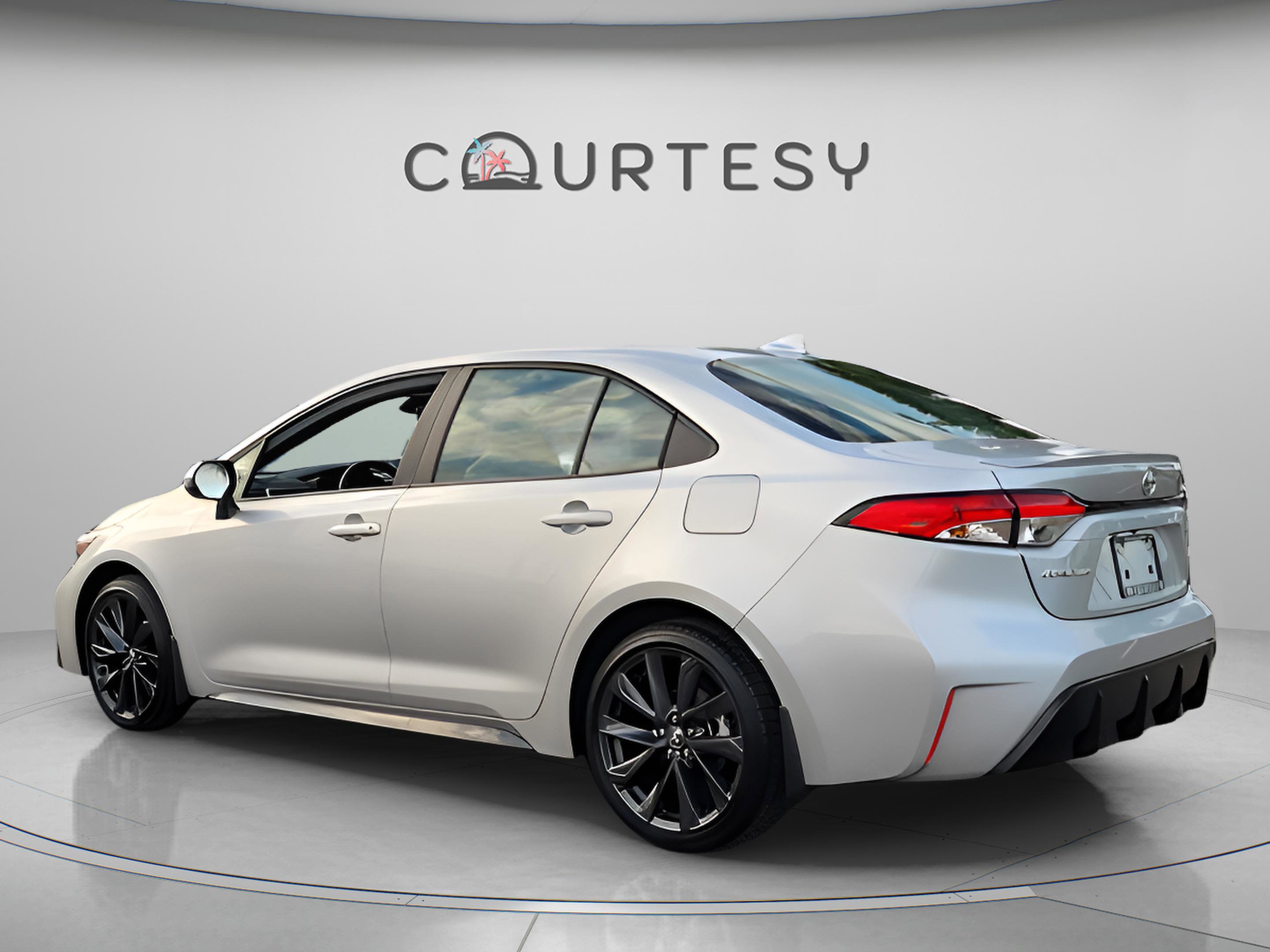 Certified 2025 Toyota Corolla SE image 3