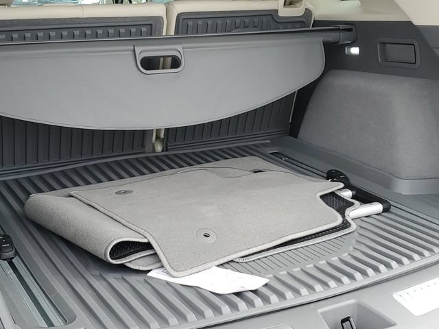 Certified 2024 Cadillac XT5 Premium Luxury w/ LPO, Floor Liner Package AWD/4WD image 32