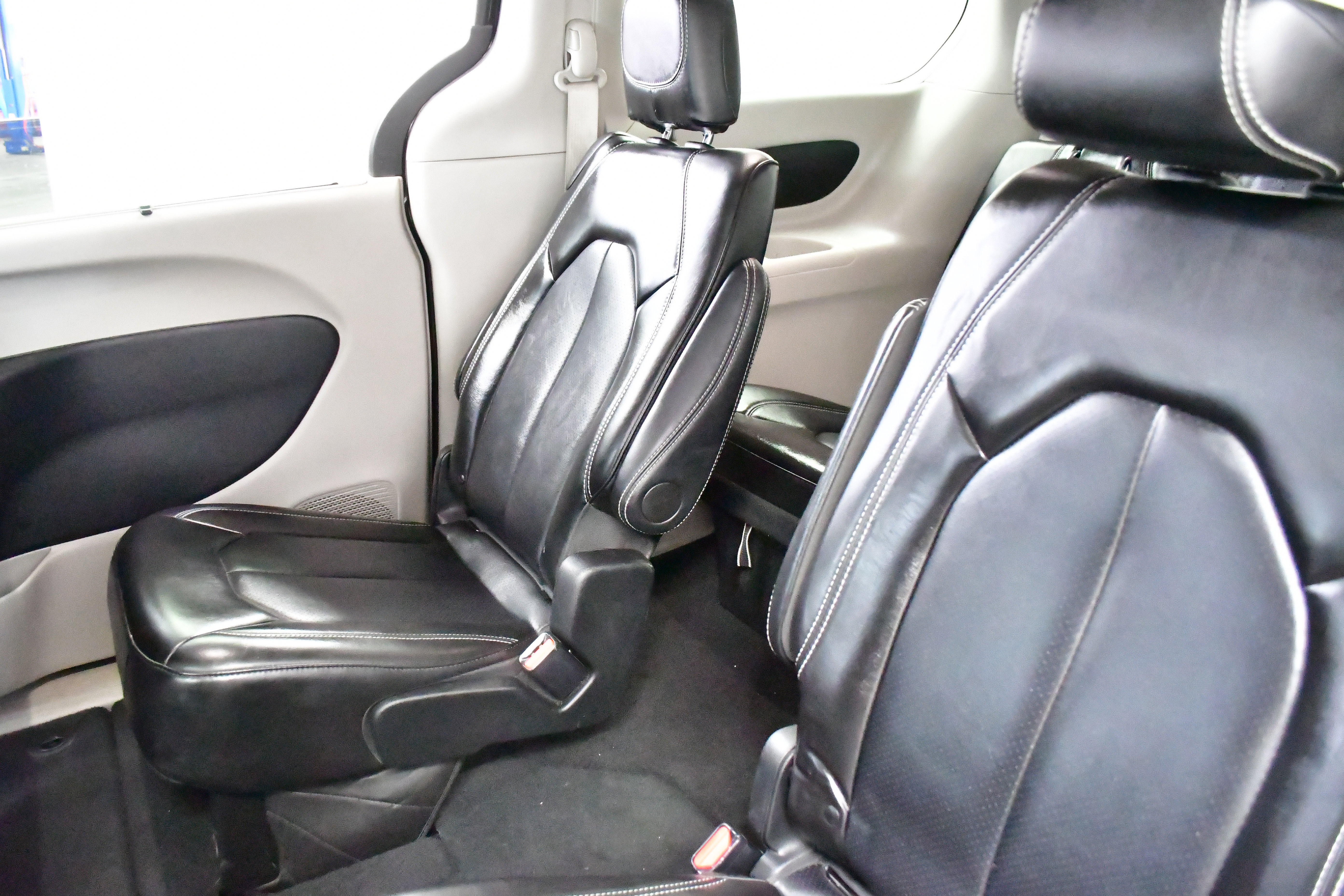 Used 2025 Chrysler Pacifica Select FWD image 10