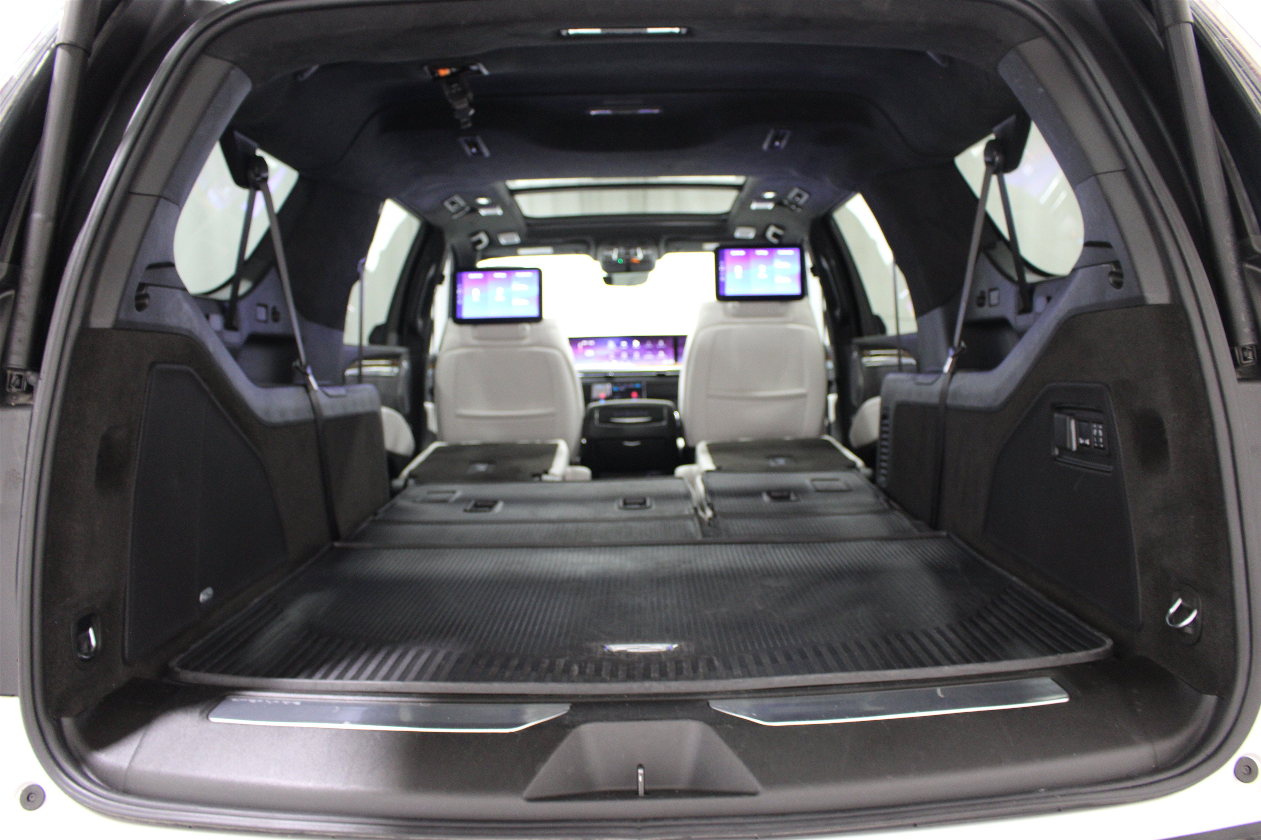 Certified 2025 Cadillac Escalade ESV Sport Platinum w/ LPO, ONYX Package AWD/4WD image 27