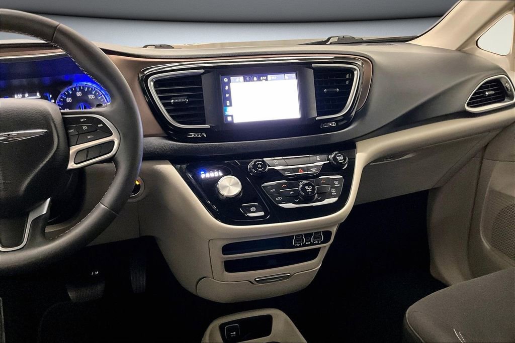 Used 2023 Chrysler Voyager LX image 9